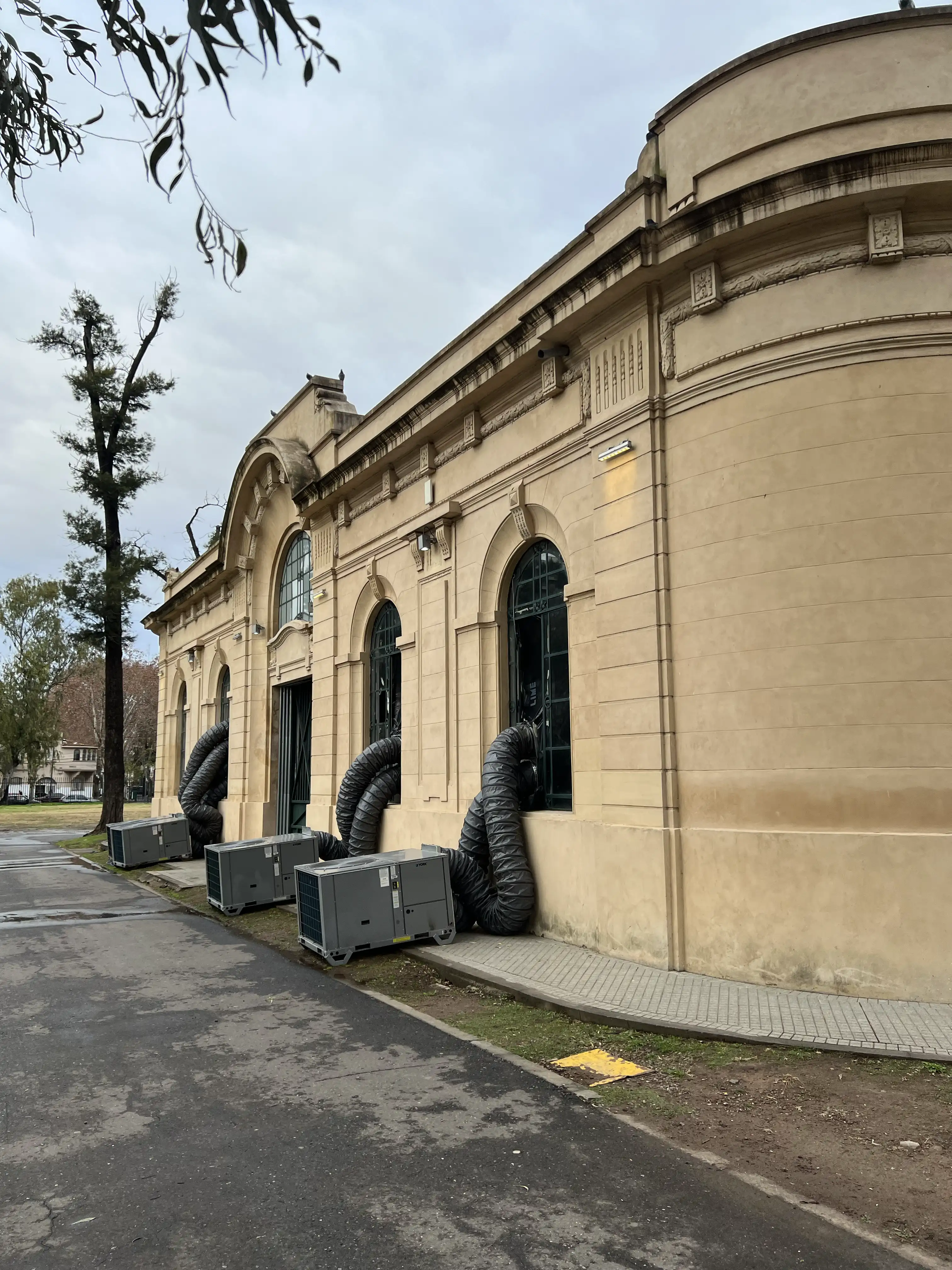 Equipos de climatización instalados en un edificio patrimonial