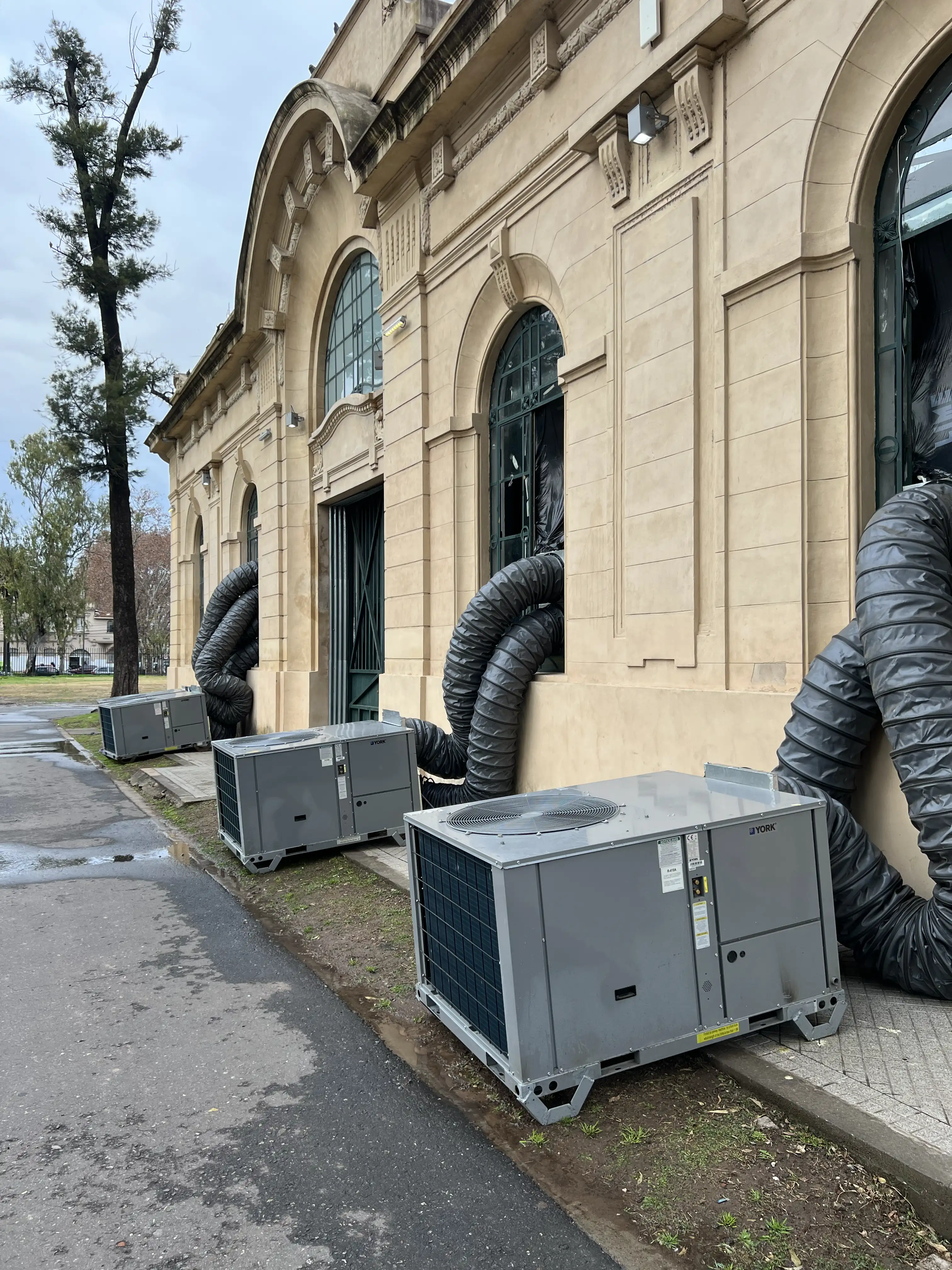 Equipos de climatización instalados en un edificio patrimonial